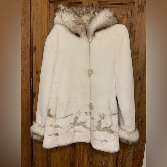 Elegant White Faux Fur Coat with Reindeer Design - Picture 2 of 12